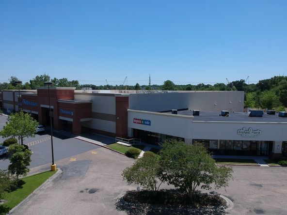 Albertson's Anchored Center: 15168 Airline Highway, Baton Rouge, LA 70817